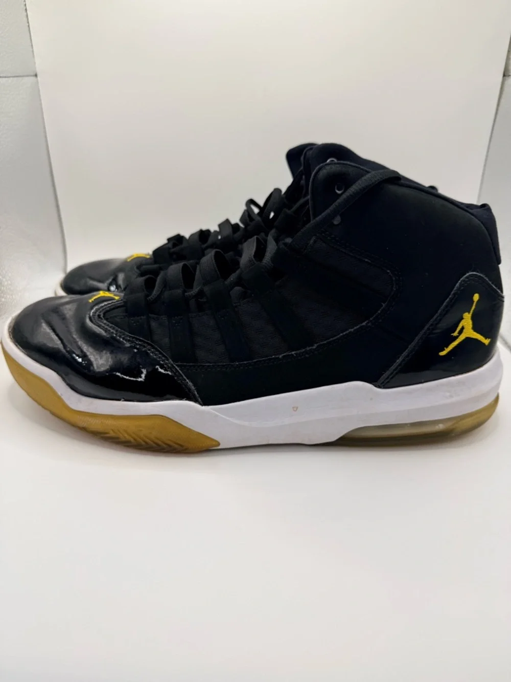 NIKE JORDAN Max Aura Men’s Black University Gold White Athletic Sneakers Sz 11.5